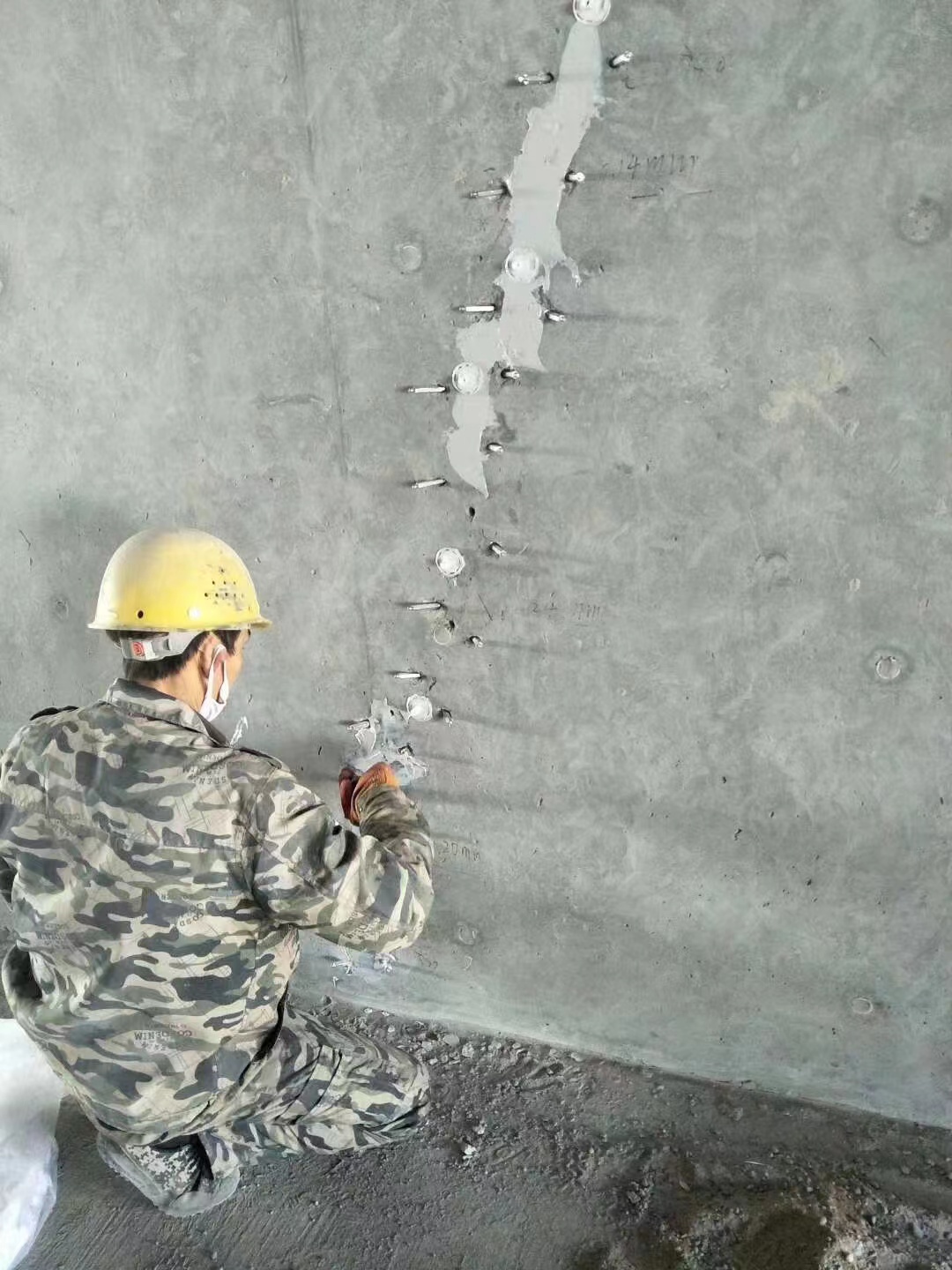 陕西混凝土楼板裂缝加固施工的方案